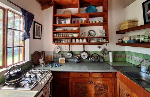San Pedro La Laguna Cabaña | One minute to lake, fabulous views, well-equipped kitchen, & comfy beds!