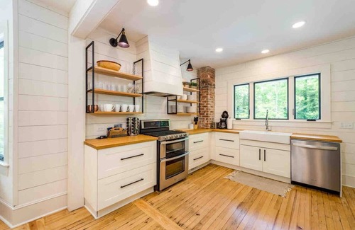 Flat Rock Casa | The Village House/great dining, hiking & wineries!
