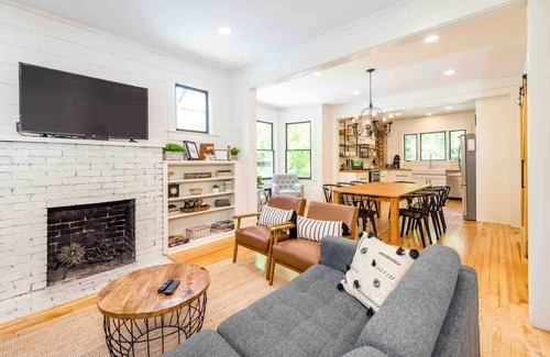 Flat Rock Casa | The Village House/great dining, hiking & wineries!