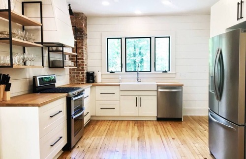 Flat Rock Casa | The Village House/great dining, hiking & wineries!