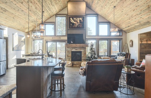 Deadwood Cabina | One-Of-A-Kind Beautiful Cabin on 17 Acres w/ Custom Bar, Hot Tub 3200 Sq. Ft.