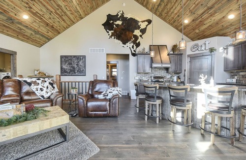 Deadwood Cabina | One-Of-A-Kind Beautiful Cabin on 17 Acres w/ Custom Bar, Hot Tub 3200 Sq. Ft.
