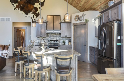 Deadwood Cabina | One-Of-A-Kind Beautiful Cabin on 17 Acres w/ Custom Bar, Hot Tub 3200 Sq. Ft.