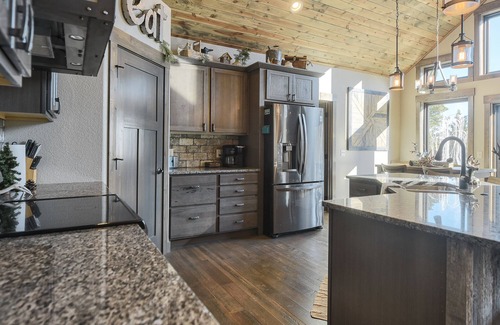 Deadwood Cabina | One-Of-A-Kind Beautiful Cabin on 17 Acres w/ Custom Bar, Hot Tub 3200 Sq. Ft.