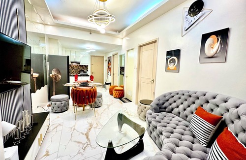 Bago Bantay Condominio | One of a Kind Elegance IG-Worthy Suite w/ Bathtub & PS5 @ SM North & Ayala Malls