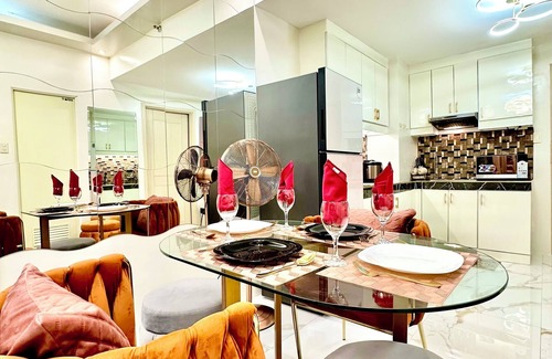Bago Bantay Condominio | One of a Kind Elegance IG-Worthy Suite w/ Bathtub & PS5 @ SM North & Ayala Malls