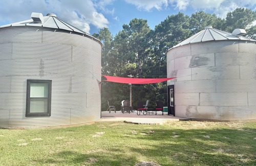 Navasota Cabina | One of a kind grain bin silo cabin getaway near wedding venues and A&M!