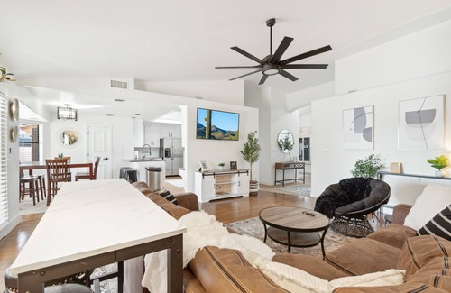 Mesa Casa | One-of-a-Kind Home w Mini Golf + Pool & Spa Tub