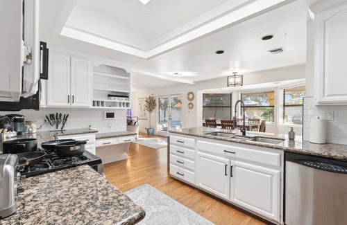 Mesa Casa | One-of-a-Kind Home w Mini Golf + Pool & Spa Tub