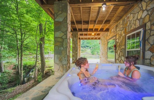 Mars Hill Cabina | Waterfall Lodge - Huge Mountain Lodge w/ Hot Tub