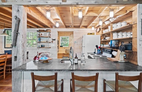 Elkton Casa | One-of-a-kind mountain cabin w hot-tub, near the Shenandoah NP
