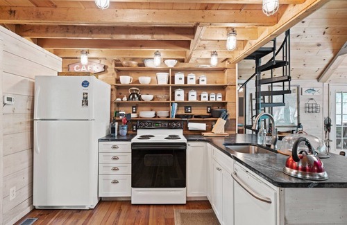 Elkton Casa | One-of-a-kind mountain cabin w hot-tub, near the Shenandoah NP