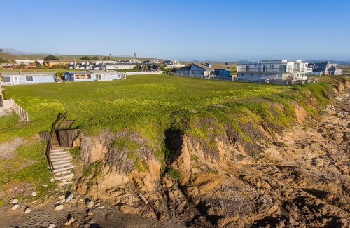 San Simeon Cabaña | One of a kind property- An Acre on the Ocean & Classic Beach Cottage