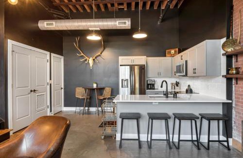 Nashville Casa | One-Of-A-Kind! Roll Up Garage Door-Pool, Speakeasy