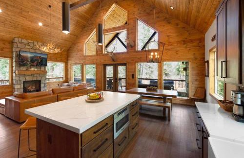 Duck Creek Village Casa | One of a Kind Cabin, Covered Deck, Spa, and Games