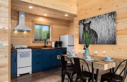 Polebridge Cabina | One of a kind views of Glacier National Park! Cascade Cabin at Thunderbird Ridge.