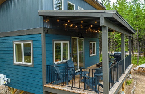 Polebridge Cabina | One of a kind views of Glacier National Park! Cascade Cabin at Thunderbird Ridge.