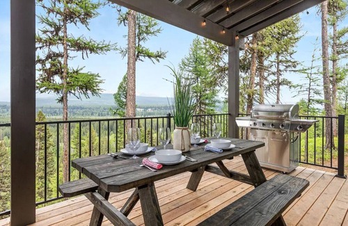 Polebridge Cabina | One of a kind views of Glacier National Park! Cascade Cabin at Thunderbird Ridge.