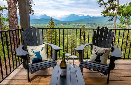 Polebridge Cabina | One of a kind views of Glacier National Park! Cascade Cabin at Thunderbird Ridge.