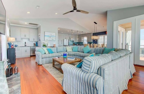 North Carolina Coast Casa | One Step Away Upper