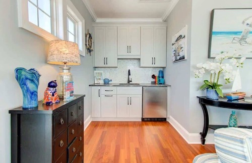 North Carolina Coast Casa | One Step Away Upper