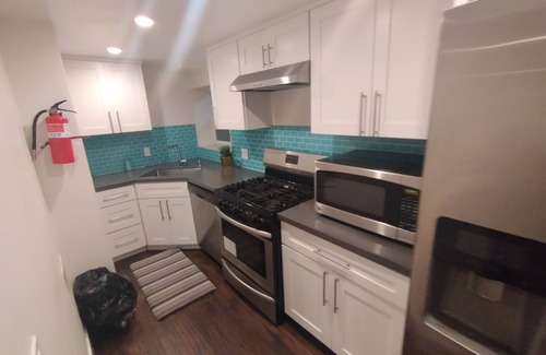 Oakland Casa | One stop in SF. Free parking and close to everything.