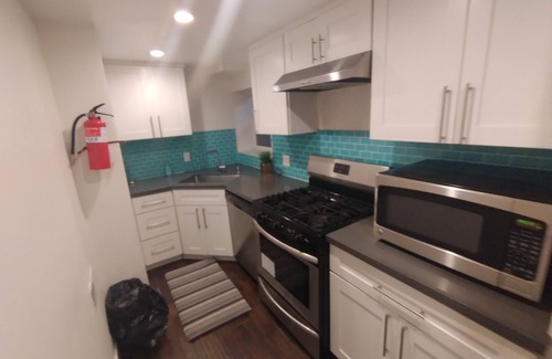 Oakland Casa | One stop in SF. Free parking and close to everything.