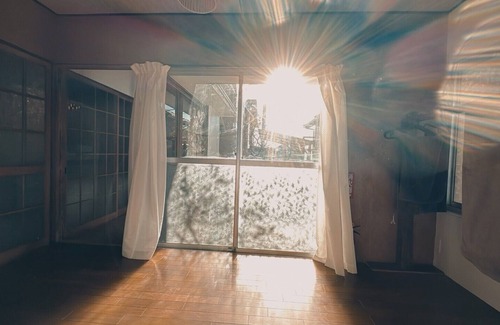 Choshi Casa | One-unit rental: A modern Japanese-style old minka house full of historical value. 4 minutes to the station and the sea. Pets are allowed! Popular fishing spot. Double bed & Japanese style bed, long term available.