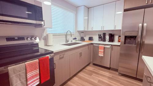 South Redondo Apartamento | Oneluxstay 3BR Home Near the Beach