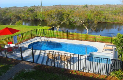 South Nags Head Cabaña | Piscina de agua salada del 5 de mayo al 6 de octubre, bañera de hidromasaje, patio trasero, a 2 minutos a pie de la playa.