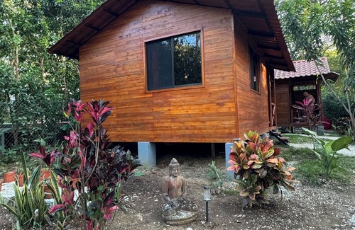 Tamarindo Cabina | Only 2km from Tamarindo, peaceful vacation rental cabin surrounded by nature.