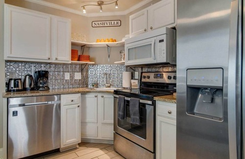 Greenwood Casa | Escapada de Greenwood (4BR / 4BA) - East Nashville