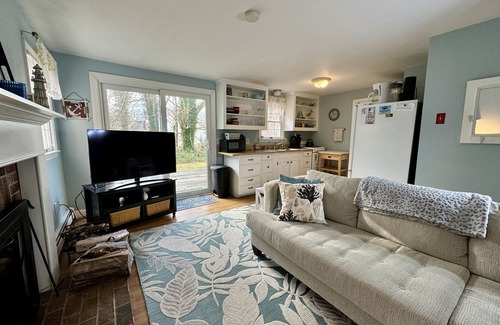 Brewster Casa | Only a Half of a mile to Crosby Landing Beach in Brewster on Cape Cod Bay. Pets Considered.