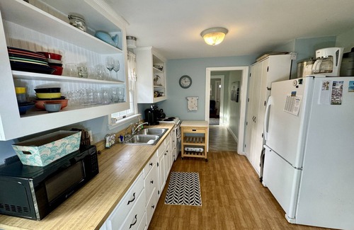 Brewster Casa | Only a Half of a mile to Crosby Landing Beach in Brewster on Cape Cod Bay. Pets Considered.