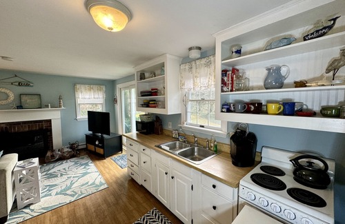 Brewster Casa | Only a Half of a mile to Crosby Landing Beach in Brewster on Cape Cod Bay. Pets Considered.