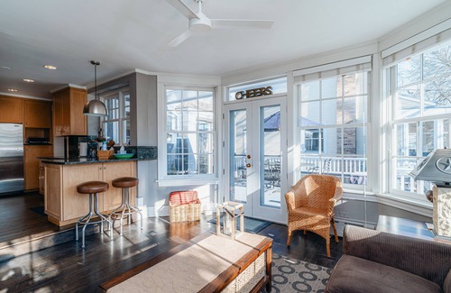 Rogers Park Casa | Only Urban Beach House in Chicago