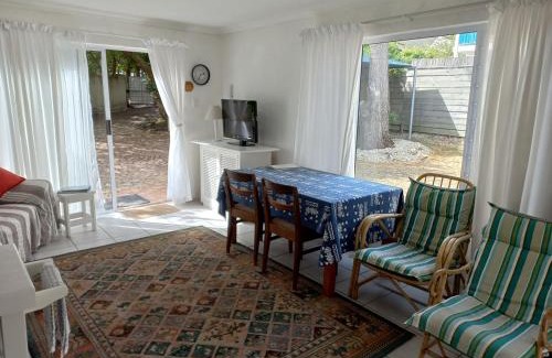 Onrus Casa | Onrus Garden Cottage, Sunny and Spacious