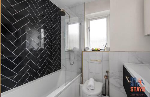 Downham Apartamento | OnSiteStays - EARLY CHECK IN AUGUST - Modern 3 bed House, 2 x Parking, Garden, WIFI & dishwasher