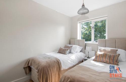 Downham Apartamento | OnSiteStays - EARLY CHECK IN AUGUST - Modern 3 bed House, 2 x Parking, Garden, WIFI & dishwasher