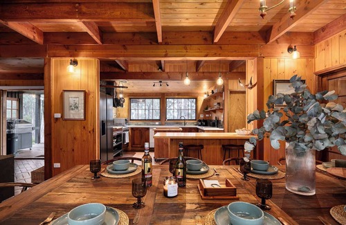 Healesville Casa | Onyx Retreat Yarra Valley | Spa, Sauna on 13 Acres