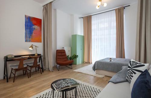 Friedrichshain Apartamento | oompH Berlin 3BR Apt with Light Tones and Artwork