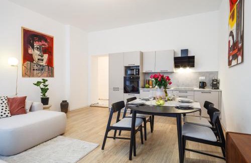 Friedrichshain Apartamento | oompH Berlin 3BR Apt with Light Tones and Artwork