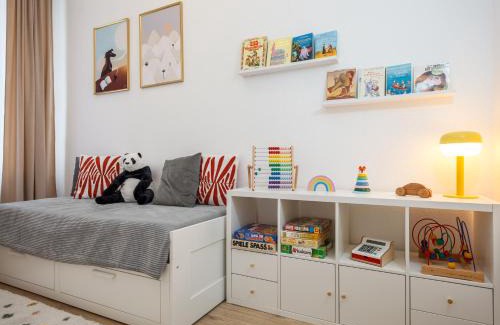 Friedrichshain Apartamento | oompH Berlin 3BR Apt with Light Tones and Artwork