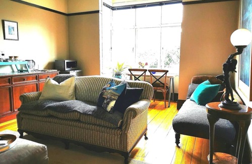 West Launceston Casa | Oozing character, romantic and cosy for two.