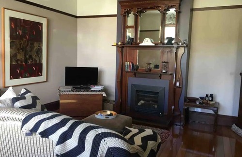 West Launceston Casa | Oozing character, romantic and cosy for two.