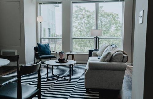 DeBaliviere Place Apartamento | Open 2BR-1BA Penthouse w Pool and Balcony