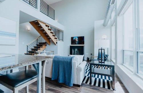DeBaliviere Place Apartamento | Open 2BR-1BA Penthouse w Pool and Balcony
