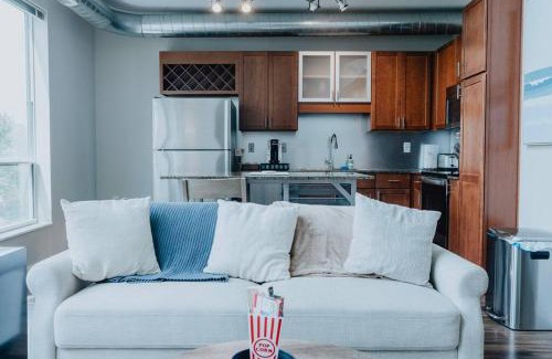DeBaliviere Place Apartamento | Open 2BR-1BA Penthouse w Pool and Balcony