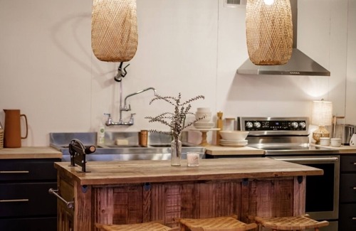 Sevierville Casa | Open-air barndominium 1-BR loft on flower farm