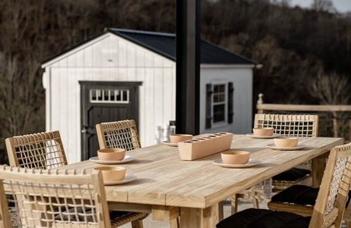 Sevierville Casa | Open-air barndominium 1-BR loft on flower farm